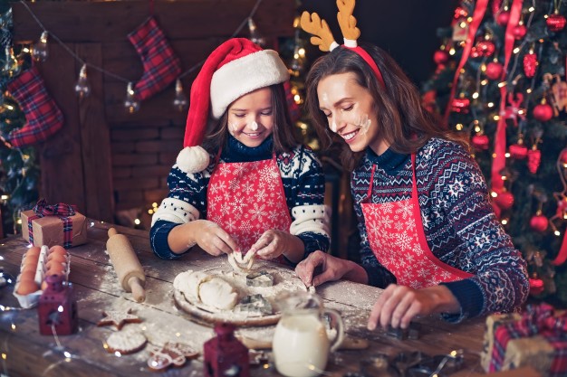 Feliz navidad y felices fiestas, madre e hija cocinando galletas de navidad. Foto Premium Navidad con Vinci Arts navidad